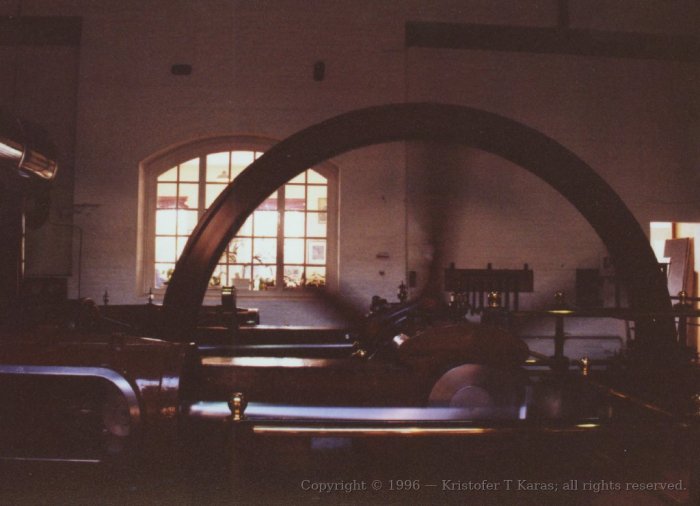 Large floor-mounted engine in action, Kew Bridge Steam Museum, England