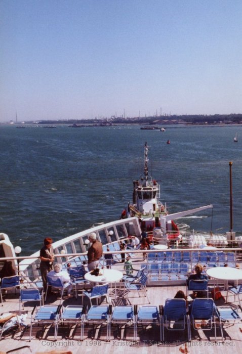 Red Funnel tug pushes QE2 into the harbor from astern