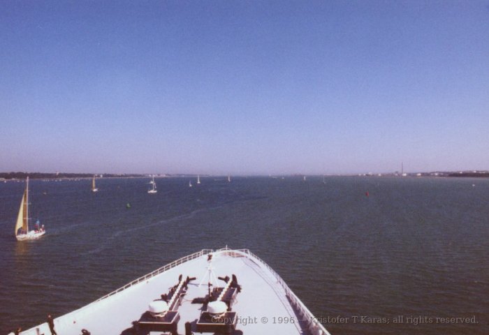 Bow of QE2 points into Southampton harbor